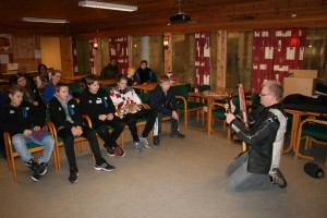 Jon Olav Ågotnes demonstrerer og fortel